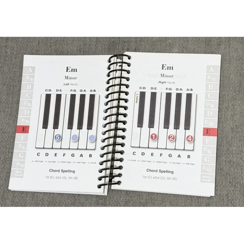 Piano & Keyboard Chords: Easy-to-Use, Easy-to-Carry, One Chord on Every‎ Page